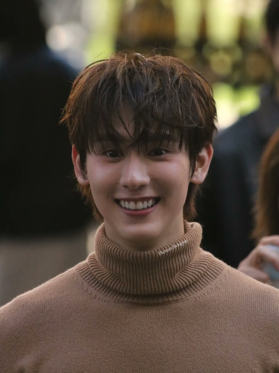 Bt9397's tweet photo. บุ๊คเป็นคนที่ยิ้มหวานมากก ยิ้มทีนึงโลกสดใสอ่าาาแล้วในงานคือยิ้มตลอดทางง มีแต่คนเอ็นดูเต็มปัยหมด✨🥺🤏

BOOK X CELINE PFW27
#BookKasidet
#Celine #CelineEte2027
#MichaelRider #kasibook https://t.co/TzWaXuX4Rl