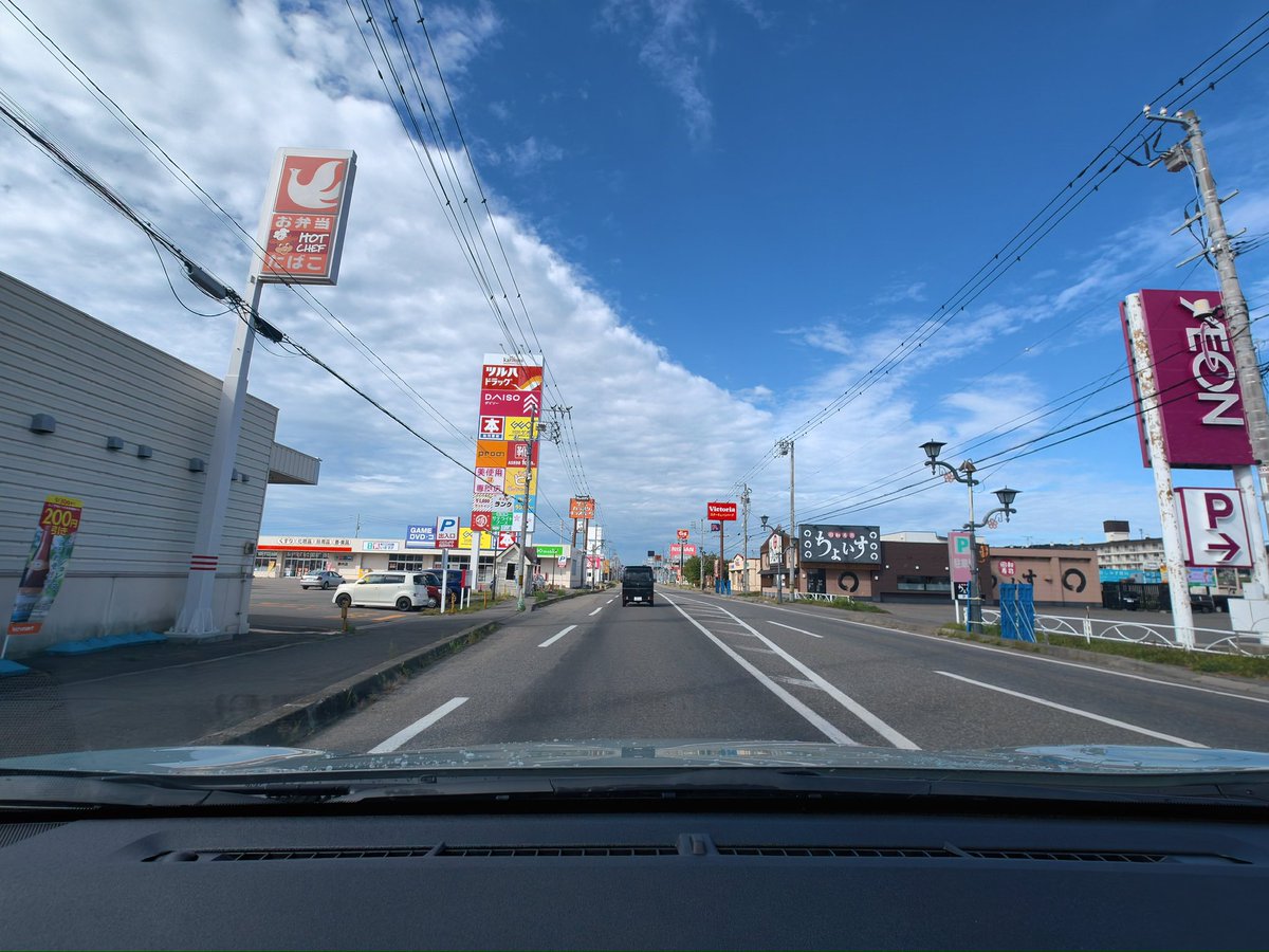 Asuka_Shiromaru's tweet photo. これは静内のロードサイド店舗群です。都会だと感じた方は北海道の地方に住む適正があります。 https://t.co/nzpM7zcpot