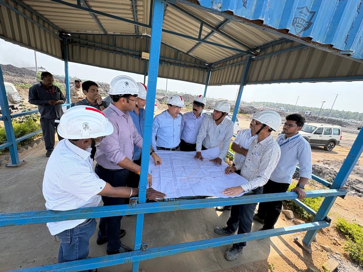 TGGENCODI's tweet photo. యాదాద్రి థర్మల్ పవర్ స్టేషన్ కు రోజు 16,000 టన్నుల బొగ్గు సరఫరాను పెంచేందుకు టిజిజెన్కో అధికారులు ఒడిశాలోని నైని బొగ్గు గనుల సందర్శన

తెలంగాణ విద్యుత్ ఉత్పతి సంస్త యొక్క యాదాద్రి విద్యుత్ కేంద్రానికి ఇంధన అవసరాలను తీర్చ��� కీలక చర్యలో భాగంగా, టిజిజెన్కో చైర్మన్ మరియు మేనేజింగ్ డైరెక్టర్ (CMD) డాక్టర్ ఎస్. హరీష్, డైరెక్టర్ (కోల్ & లాజిస్టిక్స్) బి. నాగ్య సింగరేణి అధికారులతో కలిసి, ఒడిశాలోని అంగుల్ జిల్లా చెండిపాడ ఉన్న సింగరేణి కాలరీస్ కంపెనీ లిమిటెడ్ (SCCL) యాజమాన్యంలోని నైని బొగ్గు గనులను ఈ రోజు 05.10.2026న సందర్శించి సమీక్షించారు.

ఈ వ్యూహాత్మక పర్యటన, లాజిస్టికల్ సమస్యలను పరిష్కరించడం మరియు యాదాద్రి థర్మల్ ��వర్ స్టేషన్ కు రోజువారీ బొగ్గు సరఫరాను 16,000 టన్నుల వరకు పెంచేందుకు ఒక పటిష్టమైన కార్యాచరణ ప్రణాళికను అమలు చేయడంపై దృష్టి సారించింది.

వ్యూహాత్మక పర్యటనలోని ముఖ్యాంశాలు:

YTPSకు బొగ్గు రవాణాను పెంచడానికి కార్యాచరణ ప్రణాళికలను వేగవంతం చేస్తారు. రోజుకు 16,000 టన్నుల నాణ్యమైన బొగ్గును తరలించడం లక్ష్యంగా ఈ కార్యాచరణ ఉంటుంది. ఇందువల్ల ప్లాంట్ యొక్క ప్రస్తుత లాజిస్టిక్స్‌కు గణనీయమైన ఊతం లభిస్తుంది.

ఒడిశాలోని నైని బొగ్గు గనుల నుండి YTPSకు నిరంతరాయ బొగ్గు సరాఫరాకోసం, రైల్వే వ్యాగన్ల లభ్యతను పెంచడం మరియు స్థానిక రవాణా అడ్డంకులను తొలగించడంపై దృష్టి సారిస్తూ, టిజిజెన్కో యాజమాన్యం సమీక్ష నిర్వ���ించి అవసరమైన రవాణా మౌలిక సదుపాయాలపై కీలక నిర్ణయాలు తీసుకుంది.

ఈ విదంగా యాదాద్రి థర్మల్ పవర్ స్టేషన్ కు  పెరిగిన బొగ్గు సరఫరా,  ప్లాంట్ విద్యుత్ ఉత్పత్తి పెంపొందిచడంతో పాటు తెలంగాణ రాష్ట్రవ్యాప్తంగా పెరుగుతున్న విద్యుత్ డిమాండ్‌ను తీర్చడంలో కీలక పాత్ర పోషిస్తుందని భావిస్తున్నారు.

ఈ అంశంపై మాట్లాడుతు సీఎండీ, Dr.ఎస్.హరీష్ గారు, YTPS అల్ట్రా-సూపర్‌క్రిటికల్ స్టేషన్ కు  నైని బ్లాక��� నుండి సేకరించిన నాణ్యమైన  బొగ్గు చాలా అవసరమని చెప్పారు. TGGENCO మరియు SCCL మధ్య ఈ సహకారం, ఇంధన భద్రతమరియు సరఫరా లోటులను తగ్గించడం తో పాటు యాదాద్రి విద్యుత్ కేంద్రం నుండి విద్యుత్ ఉత్పత్తి పెంపొందించడం ద్వారా గృహ, వ్యవసాయ మరియు పారిశ్రామిక వినియోగదారులకు నిరంతరాయంగా విద్యుత్ సరఫరాను అందించాలనే రాష్ట్ర విధానాన్ని అమలు చేయడానికి దోహద పడుతుందని తెలియచేసారు. @Bhatti_Mallu @NavinMittal