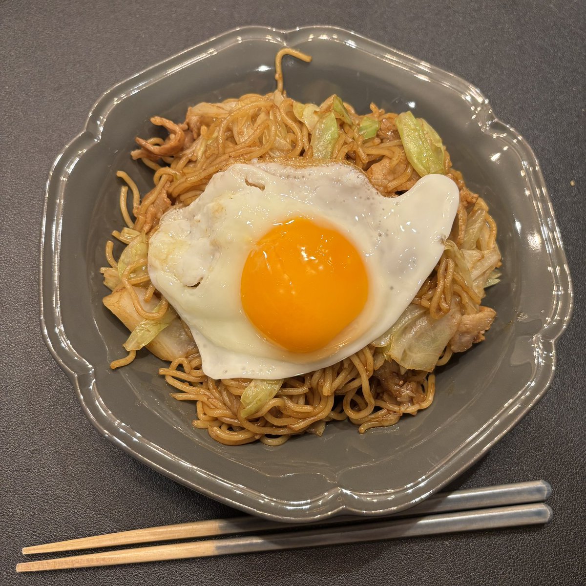 omotigayaseru's tweet photo. 夕食🍽️

目玉焼き乗せ焼きそば

気付いたら１日終わってた🏥
あれこれ学ぼうとしてる時は本当に時間の経過が早い⏰
早く覚えて運動に専念したい💪

今日も１日お疲れ様でした🙇‍♂️

#ダイエット垢さんと繋がりたい
#ダイエット仲間募集中 https://t.co/atAN95rHoJ
