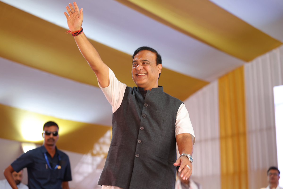 CMOfficeAssam's tweet photo. A transformative day for Bongaigaon! 

HCM Dr. @himantabiswa addressed a massive public meeting in Bongaigaon, dedicating development projects worth ~₹711 Cr, including the Medical College & Hospital and the Integrated DC Office.

Key projects virtually inaugurated:
🔹 Model Residential School, Abhayapuri (₹30 Cr)
🔹 Infra development at Pandit Deendayal Upadhyaya Adarsha Mahavidyalaya (₹11 Cr)
🔹 Infra development of Sri Sri Raghunath Bigrah Mandir Satra (₹6 Cr)
🔹 Model High School, Birjhora TE (₹3 Cr)
🔹 Statue of Maharaja Nara Narayana at Bisarjan Ghat (₹34 Lakh)