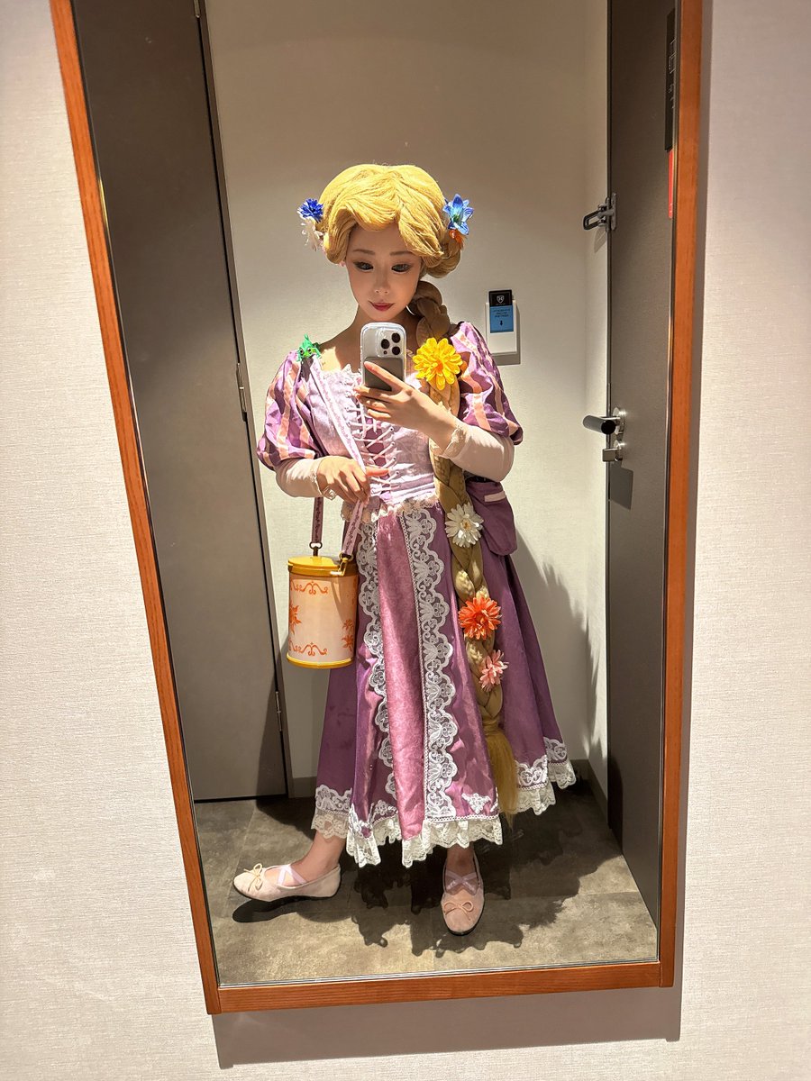 ciel_sango_552's tweet photo. やっぱりラプ仮装にはランタンポプバだと思ってフリマで衝動買いしたw

実は売ってる時も何度も買おうとしたけど、他にかわいいポプバ買ってたり、荷物増やせなかったりで次こそは…で買えなかった思い出🥲ずっーと夜のザンビ横ブラぺ味ワゴンの前で葛藤してたw https://t.co/1kHRWBoFWi