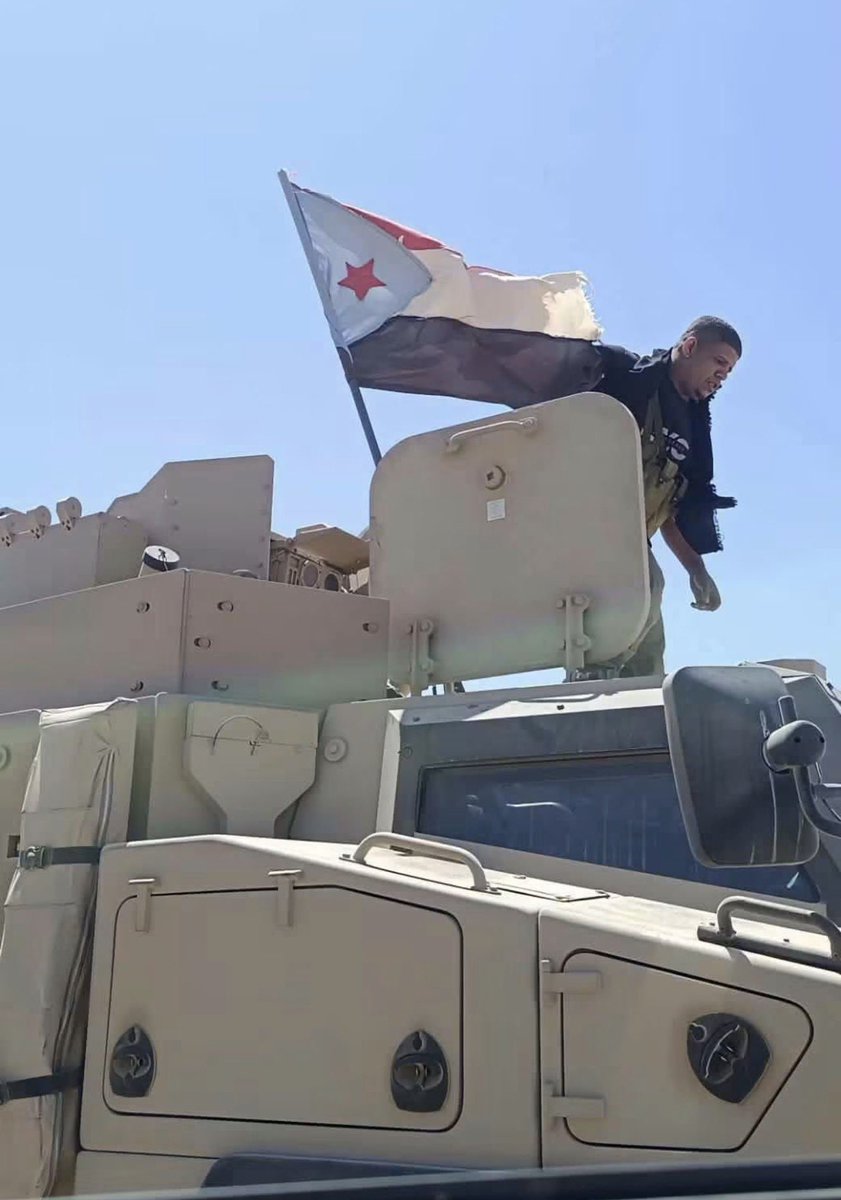 visegrad24's tweet photo. BREAKING:

The Houthis have lost the Bab al-Mandeb Strait.

An alliance made up of the Southern Armed Forces (UAE-supported) and the National Shield Forces (Saudi-supported) alongside units from the Tihamah Resistance and Al-Subaihi tribes launched a major attack this morning and took back Dhubab and Bab al-Mandab from the Houthis.

The flag of South Arabia now flies over the Bab al-Mandeb Strait.