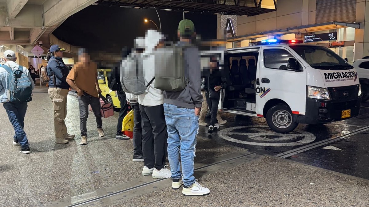 FicoGutierrez's tweet photo. ‼️🚨Otros más que se van de Medellín.

En coordinación con Migración Colombia, fueron expulsados 9 ciudadanos venezolanos con antecedentes, comparendos, investigaciones y reportes relacionados con posibles afectaciones a la seguridad y la convivencia.

No perseguimos nacionalidades, aquí actuamos frente a quienes afectan la seguridad y tranquilidad de la gente. 

El que venga a Medellín a trabajar, invertir y hacer las cosas bien, siempre será bienvenido. El que venga a delinquir, aquí no tiene espacio.

Esto no para, vamos por más y seguiremos trabajando de manera articulada con Migración Colombia y la Policía Nacional para identificar a quienes tengan causales de expulsión y hacer efectiva su salida del país, siempre dentro de la ley.