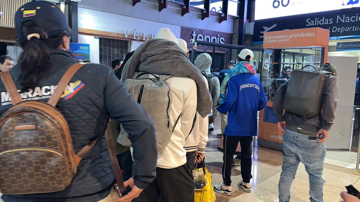 FicoGutierrez's tweet photo. ‼️🚨Otros más que se van de Medellín.

En coordinación con Migración Colombia, fueron expulsados 9 ciudadanos venezolanos con antecedentes, comparendos, investigaciones y reportes relacionados con posibles afectaciones a la seguridad y la convivencia.

No perseguimos nacionalidades, aquí actuamos frente a quienes afectan la seguridad y tranquilidad de la gente. 

El que venga a Medellín a trabajar, invertir y hacer las cosas bien, siempre será bienvenido. El que venga a delinquir, aquí no tiene espacio.

Esto no para, vamos por más y seguiremos trabajando de manera articulada con Migración Colombia y la Policía Nacional para identificar a quienes tengan causales de expulsión y hacer efectiva su salida del país, siempre dentro de la ley.
