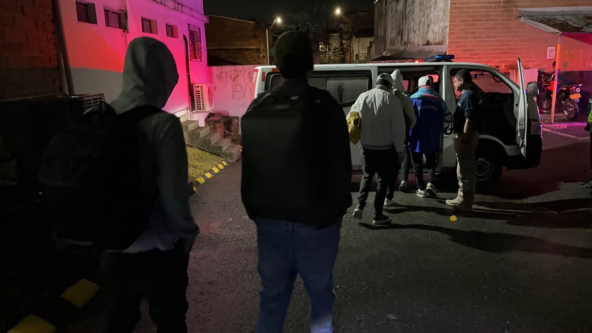 FicoGutierrez's tweet photo. ‼️🚨Otros más que se van de Medellín.

En coordinación con Migración Colombia, fueron expulsados 9 ciudadanos venezolanos con antecedentes, comparendos, investigaciones y reportes relacionados con posibles afectaciones a la seguridad y la convivencia.

No perseguimos nacionalidades, aquí actuamos frente a quienes afectan la seguridad y tranquilidad de la gente. 

El que venga a Medellín a trabajar, invertir y hacer las cosas bien, siempre será bienvenido. El que venga a delinquir, aquí no tiene espacio.

Esto no para, vamos por más y seguiremos trabajando de manera articulada con Migración Colombia y la Policía Nacional para identificar a quienes tengan causales de expulsión y hacer efectiva su salida del país, siempre dentro de la ley.