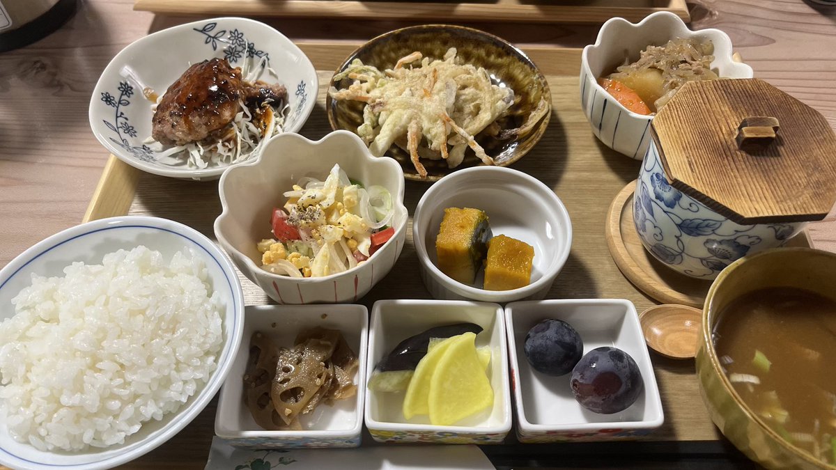 soju1164's tweet photo. 昨日は額田のお店で昼ごはん食べてきた。メニューは日替りランチ一択だけど1000円でこの品数で味もいい。いい店を見つけたぜ。 https://t.co/NIDEN5lLOO