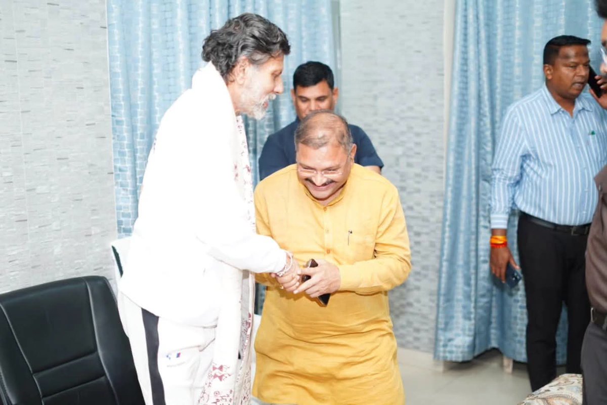 BJP4CGState's tweet photo. माननीय प्रदेश अध्यक्ष श्री @KiranDeoBJP जी से रायपुर स्थित निवास पर महिला मोर्चा की माननीय राष्ट्रीय अध्यक्ष एवं सांसद श्रीमती @RoopkumariBJP जी तथा सांसद श्री @santoshpandey44 जी ने सौजन्य भेंट की।

भेंट के दौरान दोनों वरिष्ठ नेताओं ने प्रदेश अध्यक्ष जी से उनका कुशलक्षेम जाना और संगठनात्मक विषयों पर चर्चा की।