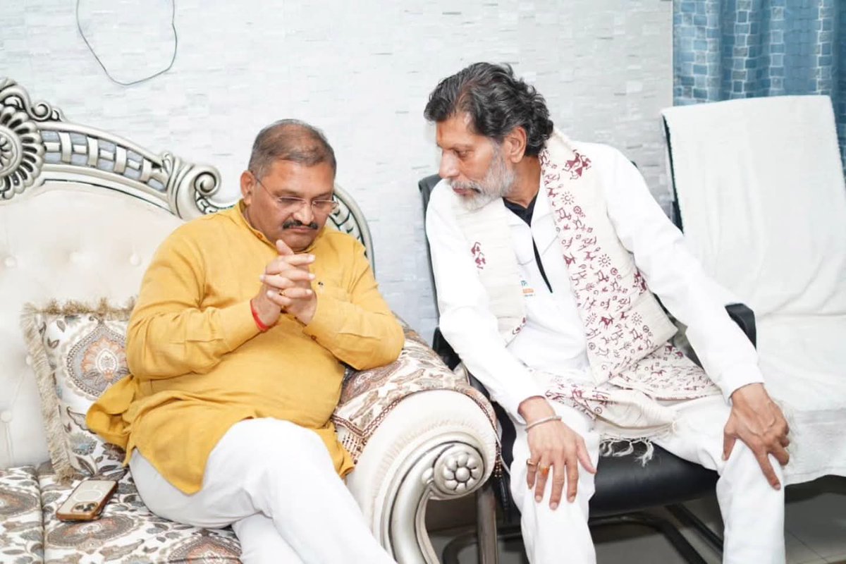 BJP4CGState's tweet photo. माननीय प्रदेश अध्यक्ष श्री @KiranDeoBJP जी से रायपुर स्थित निवास पर महिला मोर्चा की माननीय राष्ट्रीय अध्यक्ष एवं सांसद श्रीमती @RoopkumariBJP जी तथा सांसद श्री @santoshpandey44 जी ने सौजन्य भेंट की।

भेंट के दौरान दोनों वरिष्ठ नेताओं ने प्रदेश अध्यक्ष जी से उनका कुशलक्षेम जाना और संगठनात्मक विषयों पर चर्चा की।