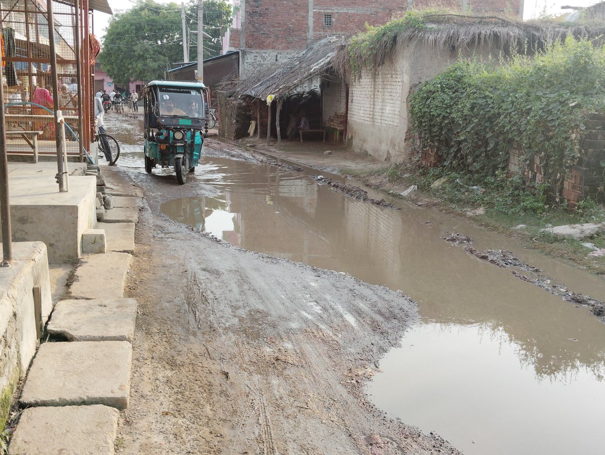 AmarCha44488930's tweet photo. Vill - Samodha Post - Dalelnagar Dist-  Hardoi 
Kareeb 2 months say yahi hall hain school ka baccho ko school jane ke liya kafi dikkat ka samana karna padta hain 
#DmHardoi
#Upgovernoment 
#Yogiadityanath 
#Ashokrawat 
#BJP https://t.co/lMcGc7YF0N