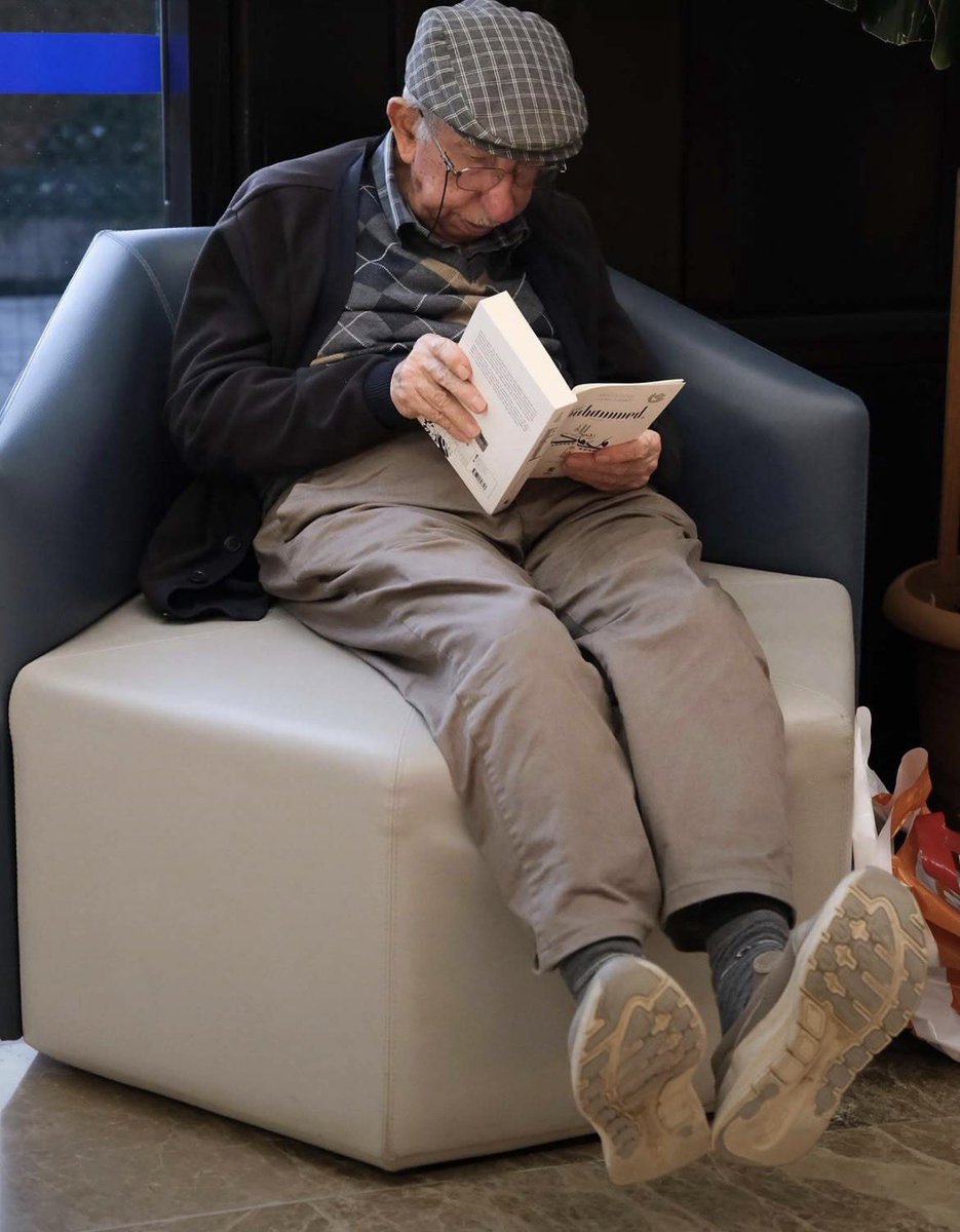 XpressTR's tweet photo. Kocaeli Kitap Fuarı’nda kitabına dalan yaşlı adamın koltukta ayaklarını yerden keserek okuduğu anlar ilgi gördü. https://t.co/6UPPxLZNTE