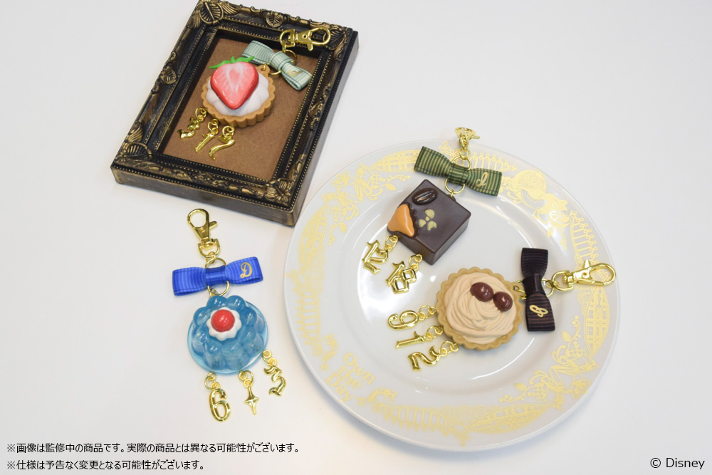 aniplex_plus's tweet photo. ⋱✨🍽️商品紹介🍽️✨⋰
   ￣￣￣￣￣￣￣￣￣￣￣
『ディズニー ツイステッドワンダーランド』
プレミアムバースデーグッズより
「ブローチチャーム」をご紹介♪
スイーツ部分は立体的なつくりで各キャラクターのブローチを再現したチャームとなっております✨
📌https://t.co/8Yz0EjMQOq
⌚10/12(月・祝)締切
#ツイステ #ディズニー