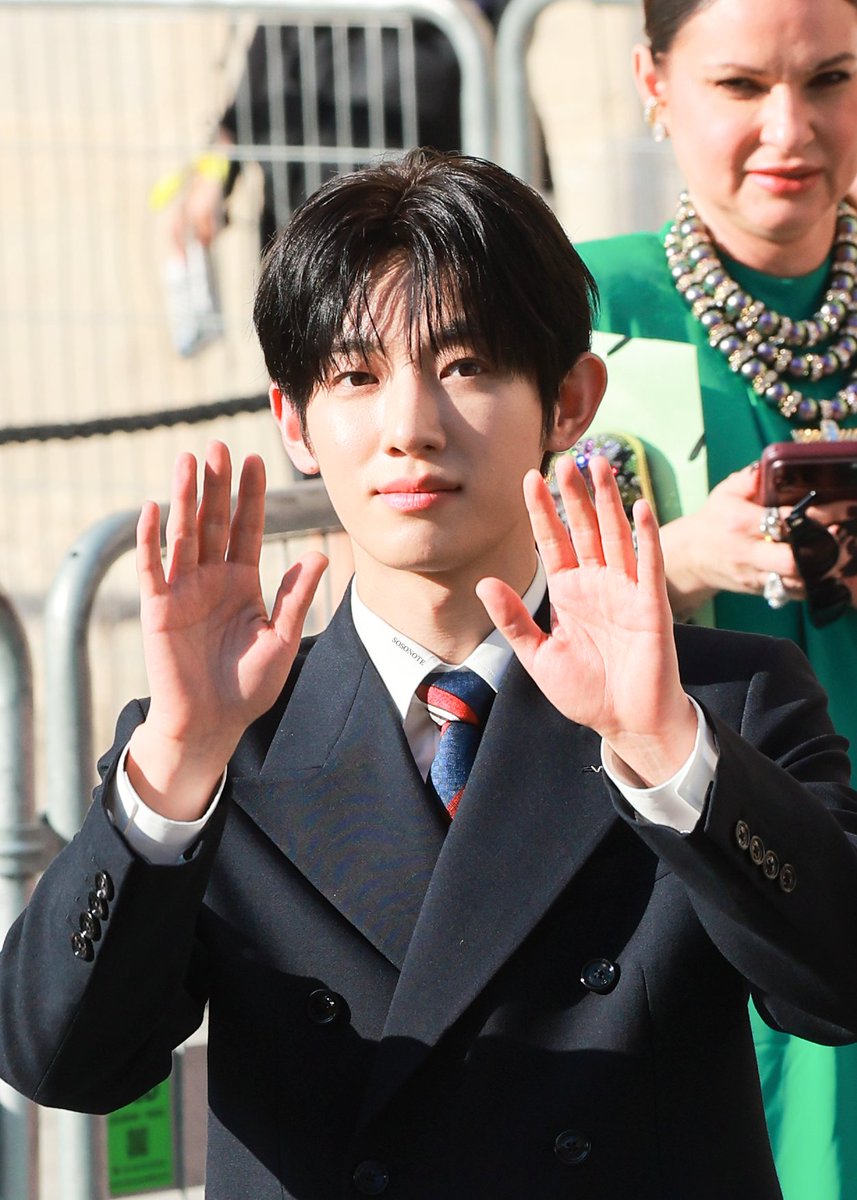 soso_note1's tweet photo. 발렌티노슈 너무 이쁨 

PARK SIWOO AT VALENTINO PFWSS27
#PARKSIWOOxVALENTINO
#VALENTINOPFWSS27
#PARKSIWOO https://t.co/M3fV05wrFQ