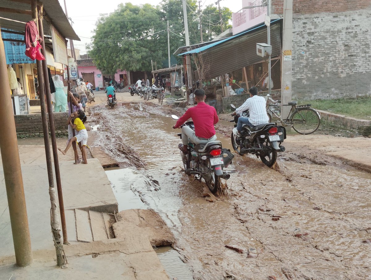 AmarCha44488930's tweet photo. Vill - Samodha Post - Dalelnagar Dist-  Hardoi 
Kareeb 2 months say yahi hall hain school ka baccho ko school jane ke liya kafi dikkat ka samana karna padta hain 
#DmHardoi
#Upgovernoment 
#Yogiadityanath 
#Ashokrawat 
#BJP https://t.co/lMcGc7YF0N