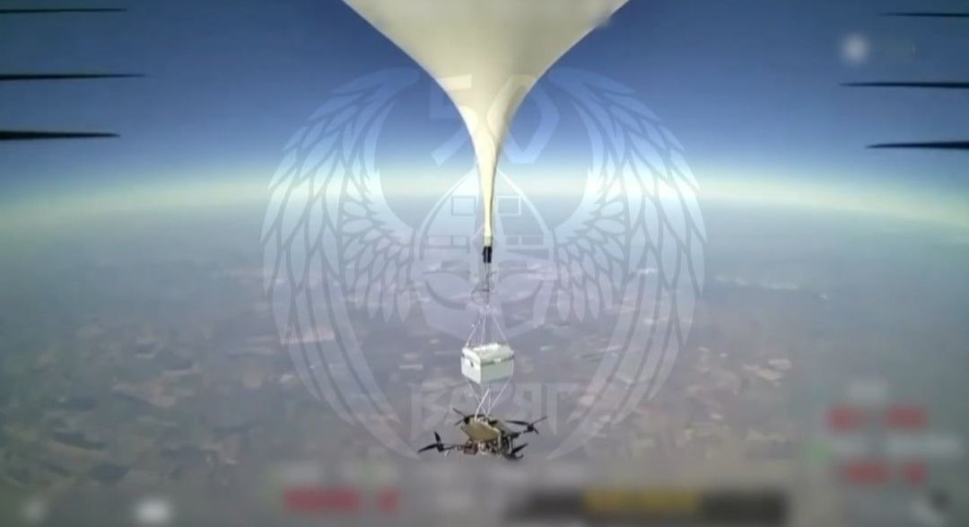 Drone_Wars_'s tweet photo. Russian forces have released footage reportedly showing the interception of a Ukrainian aerostat equipped with an FPV drone and a Starlink satellite communications terminal.

According to the source, the aerostat was intercepted at an altitude of approximately 10 km (6.2 miles).

The footage and reported circumstances of the interception have not been independently verified.

Source: Ukrbavovna