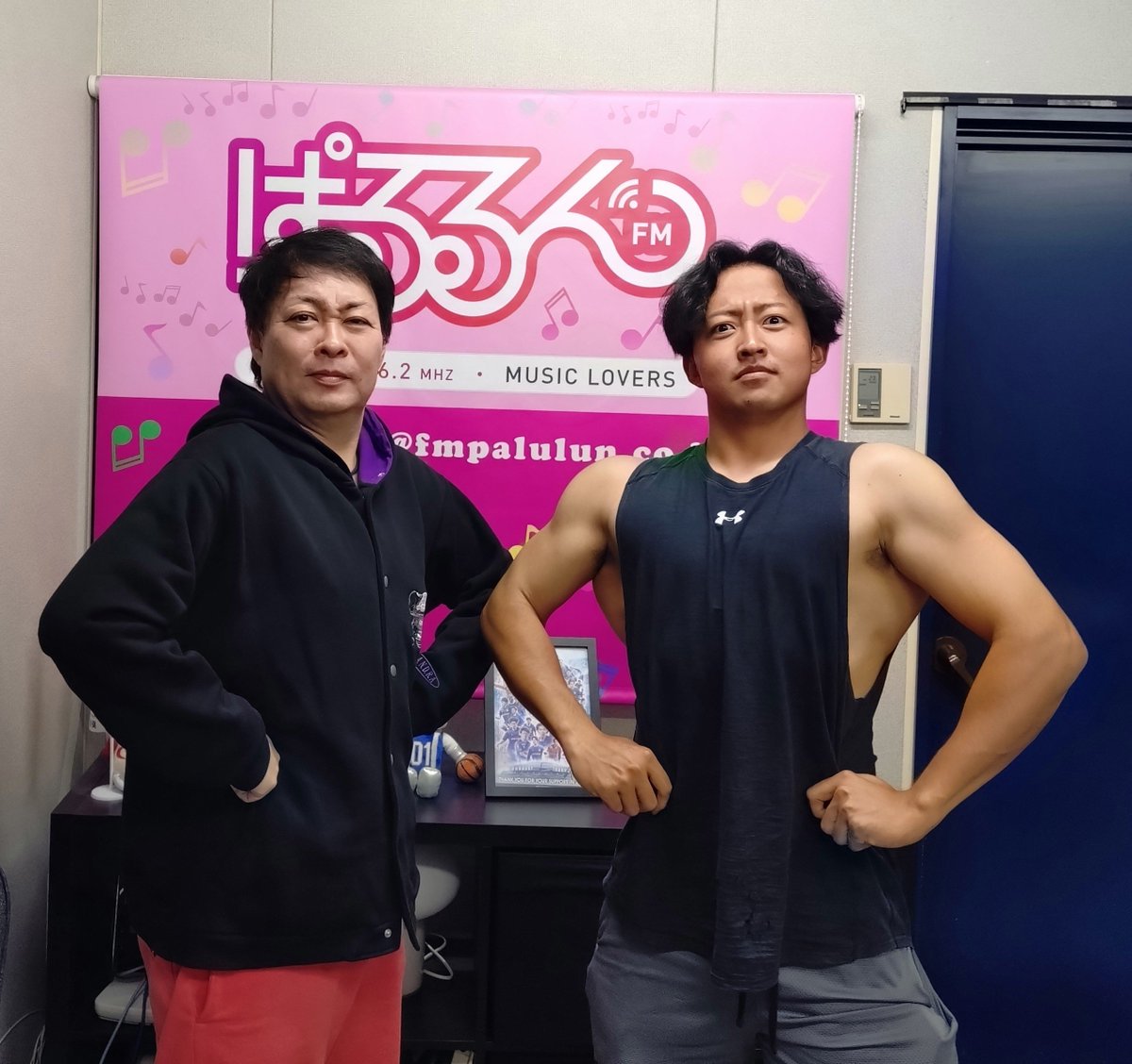 yusuke_acm's tweet photo. 本日の ＃茨城アストロプラネッツ ゲストは、真夏ですか？な服装で登場したピッチャーの ＃郷原怜大 選手⚾️
これでも静電気に弱いマッチョです(笑)
レオゴーも来季に向けて既に動き始めています💦
果たしてサギ投法は見られるのか！？🤣
夢のコーヒー店開店向けて引き続き頑張れー🙌 https://t.co/RFPCvpDUSB