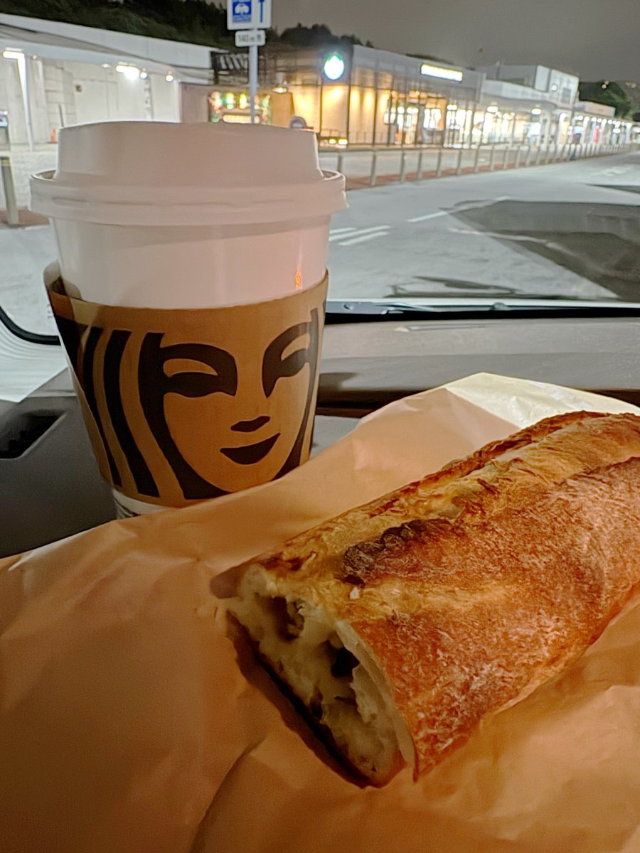 ktchiko's tweet photo. 楽しみにしていたスタバのスープ(^^)今回はパンプキン味、もちろん美味しい❣️ 3種のきのこ&amp;ローストチキンのバゲットサンドと♪#STARBUCKS #パンプキンスープチーノ #バゲットサンド https://t.co/J8uAlglKuw