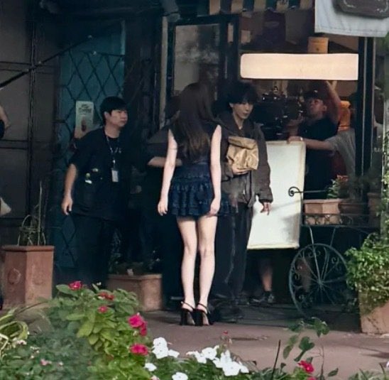 SananismHQ's tweet photo. I AM SCREAMINGGGGG Sana was just spotted filming today!!🛐
*The OP was literally just walking by, not waiting around or anything

#SANA #サナ #사나 https://t.co/2Y7LSqy4OO