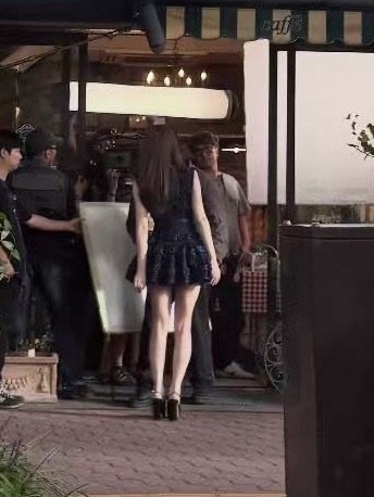 SananismHQ's tweet photo. I AM SCREAMINGGGGG Sana was just spotted filming today!!🛐
*The OP was literally just walking by, not waiting around or anything

#SANA #サナ #사나 https://t.co/2Y7LSqy4OO