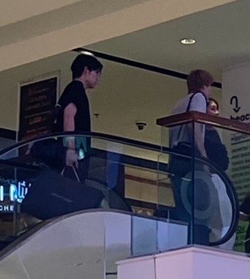 jellyppih's tweet photo. สิ่งนั้นมาก วันนี้เป็นหนุ่ม stussy แต่งตัวหล่อ ๆ พาคุณบี๋มาช้อปปิ้งแล้วก็ถือของให้ด้วย แฟนตัวอย่างโคตร https://t.co/y40NHJwtfo