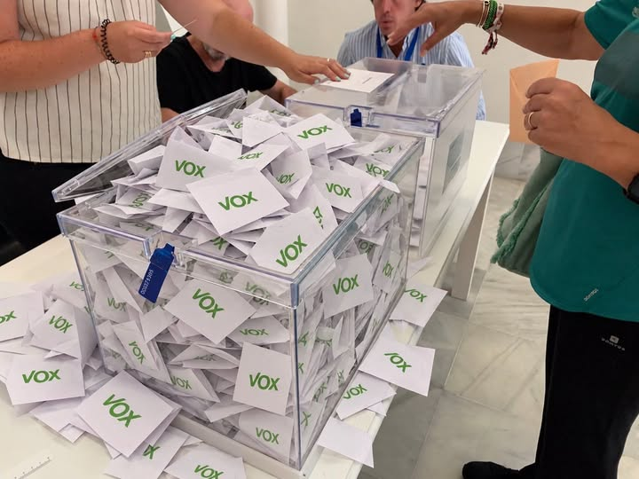 pepeluspain's tweet photo. Tenemos que reventar las urnas. https://t.co/iRlFyNjIKU