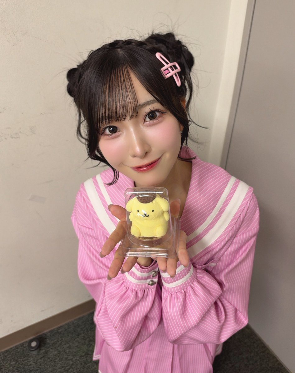yamada_momoka__'s tweet photo. サンリオさんスペシャルライブ
ありがとうございました✨️🍮🎀

毎回楽しみにしているプリンくんとのライブ！！！
今回もプリンくんは最強に可愛かったし、楽しかったよ〜〜🥺♡
平日、お仕事や学校終わりに駆けつけてくれてありがとう💝

むずかしいこと、しらんぷりん♪ https://t.co/YMkjfP5Jo2