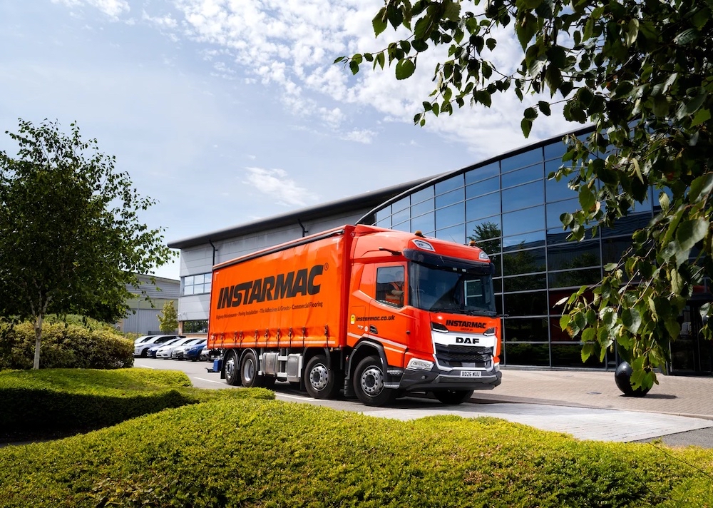 Comm_Motor's tweet photo. Tamworth-based Instarmac has returned to DAF for the first time in more than 25 years, adding seven XD 450 FAX 8x2 rear-steer rigids to its 40-strong fleet. READ MORE 👉 https://t.co/bTYDsmsO6p

#CommercialMotor https://t.co/nSM4WyVQIE