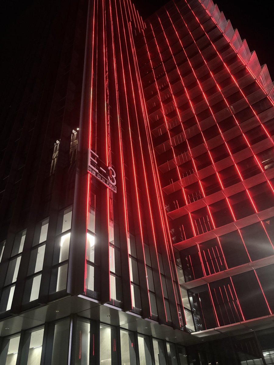 tigerr3aue's tweet photo. 北国之秋 饭后散步

风卷残叶 未穿外套者 甚凉

X铁们，你们所在的城市温度多少

忙碌了一天的你，现在是否已经吃过晚饭了 https://t.co/wGNLDjbeba