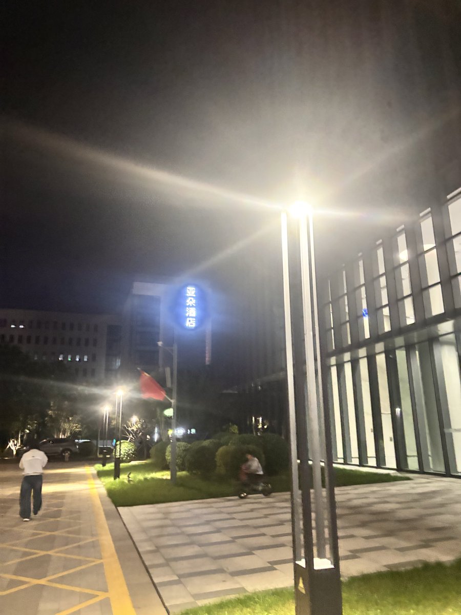tigerr3aue's tweet photo. 北国之秋 饭后散步

风卷残叶 未穿外套者 甚凉

X铁们，你们所在的城市温度多少

忙碌了一天的你，现在是否已经吃过晚饭了 https://t.co/wGNLDjbeba
