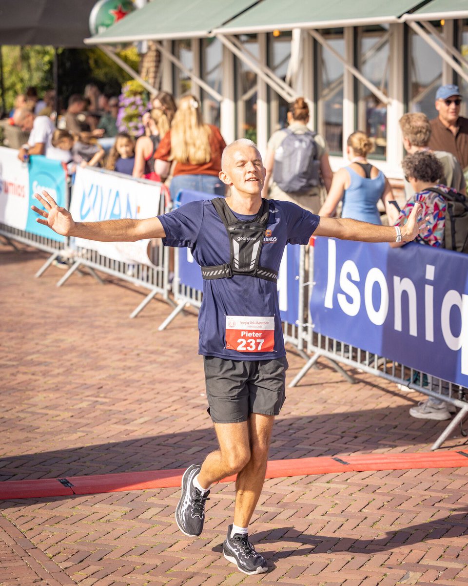 pieterbrands's tweet photo. #medalmonday Zaterdag nog vliegend over de finish bij de Urk Marathon, nu met deze Portugese vogel naar Lissabon ❤️ Foto bij finish gemaakt door: https://t.co/I4LLwonnJg Fotografie https://t.co/JPdB0vYKI4