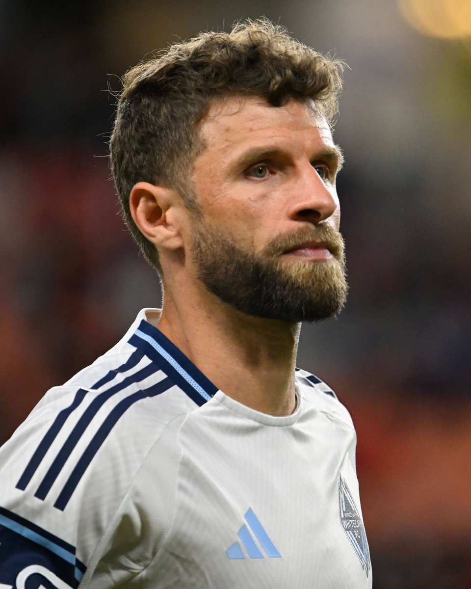 lnstantFoot's tweet photo. Thomas Müller a fait son choix pour le Ballon d'Or, c'est soit Michael Olise... soit Kylian Mbappé. 🌕🇫🇷

« Pour moi, il y a deux candidats dont les performances individuelles m’ont le plus impressionné : Michael Olise et son brillant coéquipier lors de la Coupe du monde, Kylian Mbappé.

Pourquoi ? Ces deux joueurs allient un jeu spectaculaire à une réelle capacité à marquer des buts. Dans les moindres détails, ils parviennent à être efficaces grâce à leur finesse et à leur puissance, tout en donnant l’impression que tout cela se fait sans le moindre effort. 

Pour moi, c’est exactement ce qu’il faut pour être le meilleur footballeur du monde. Il faut tout simplement cette touche de magie. »

(📧 newsletter personnelle)