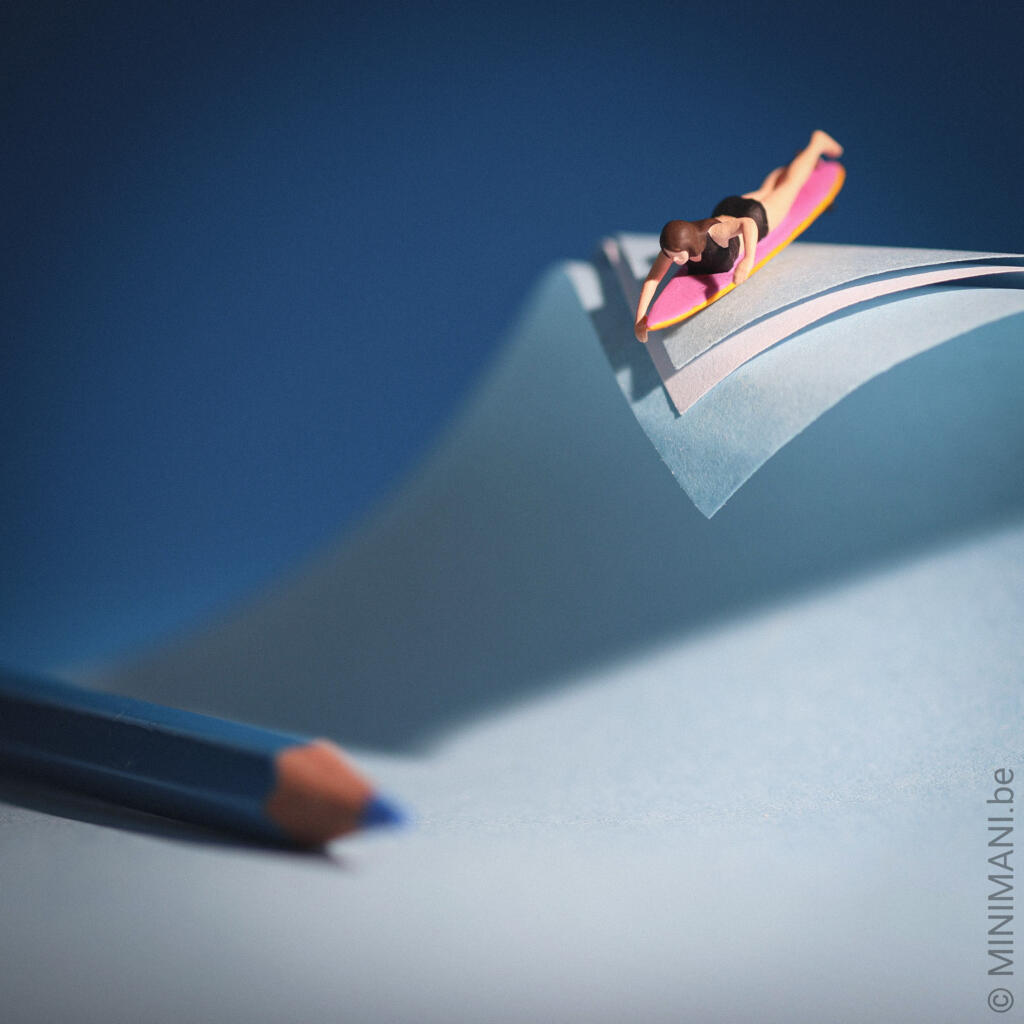 MINIMANI_be's tweet photo. A sheet of paper becomes a perfect blue wave. 🌊 What everyday object should this tiny surfer ride next: a receipt, a ribbon or a crisp packet? #MiniaturePhotography #SurfCulture #CreativeIdeas minimani.​be/2026/01/01/paper-wave/ https://t.co/mBpOH6TYfd