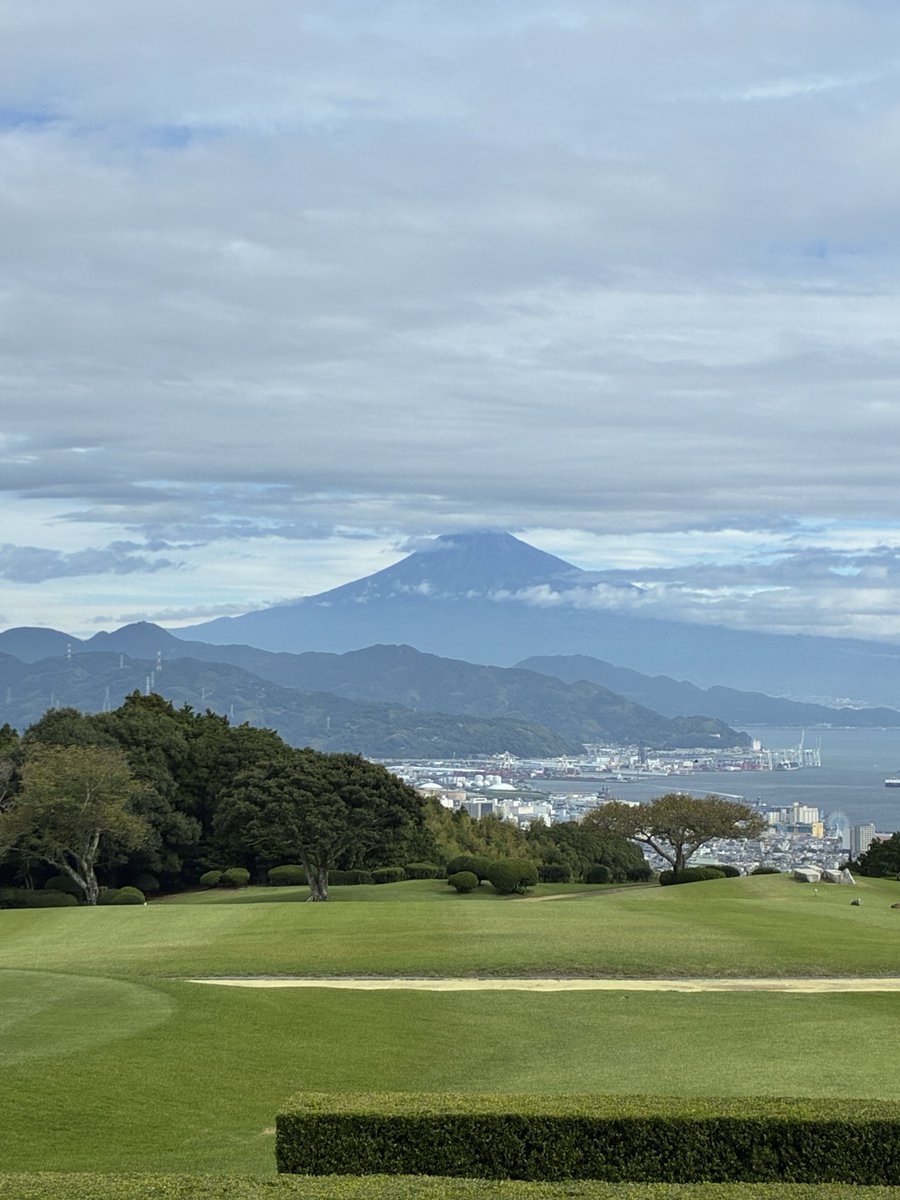 tomokuncocone's tweet photo. 日本平で富士山みてきた。お天気は曇りのち晴れだったのに、富士山は昼から全く見えなかった。静岡の女子はトイレが長い。ご飯は美味しい。良い旅でした。 https://t.co/tgl8ItzxGY
