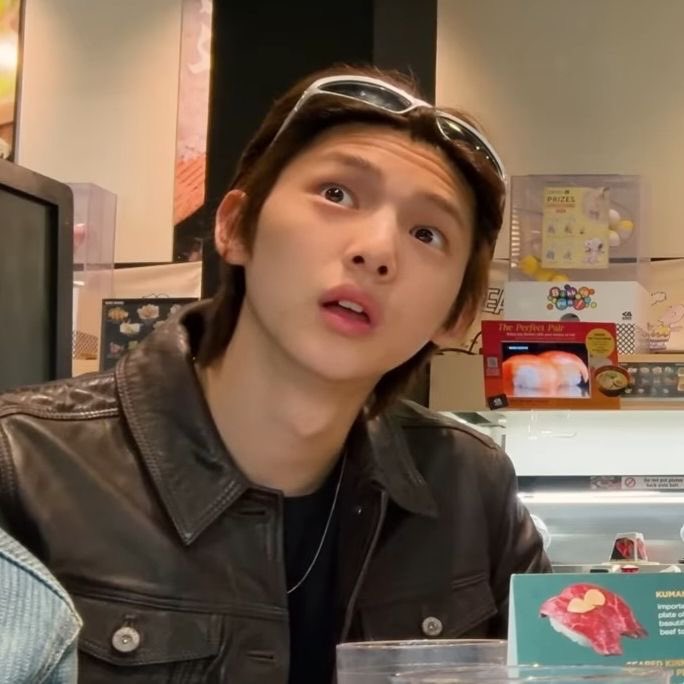 eomakaze's tweet photo. raise ur hand if you miss him 🖐🏻 🖐🏻 https://t.co/sxNWN09JXJ