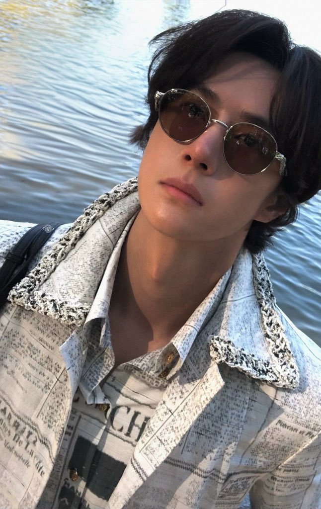 WYBSOURCES's tweet photo. 📸 #WangYibo for CHANEL Spring/Summer 2027 show at Paris Fashion Week.

#WangYiboxCHANEL #CHANELSpringSummer #CHANELShow @CHANEL https://t.co/0dWkAc1naS