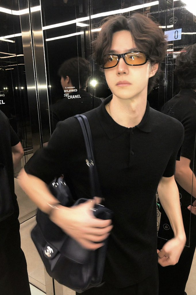 XZhanbaobao's tweet photo. ฟิตติ้งลุคสู่ไฟนอลลุค แบรนด์ชาเนลพิดาราวอปต้องใส่แว่นเพิ่มดาเมจเท่านั้น😎 https://t.co/3rT4nWbp8M