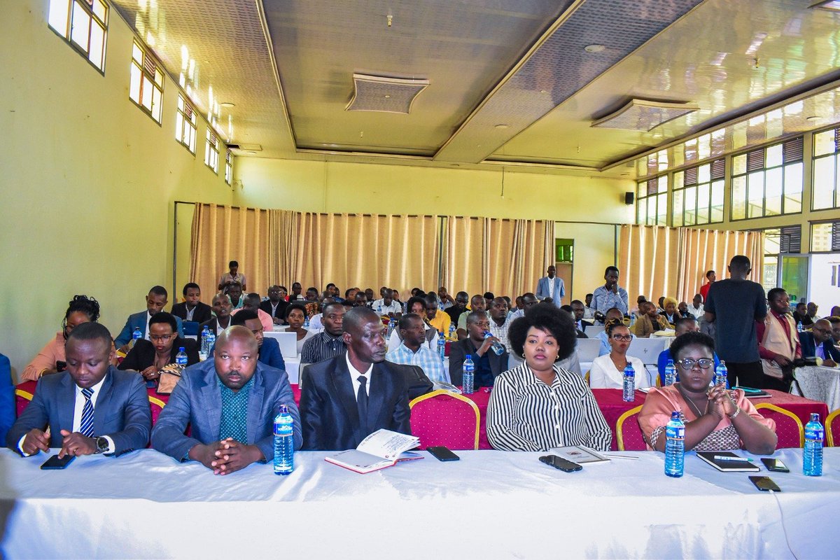 Gitega's tweet photo. #Burundi Le @MinCoMedia lance depuis ce lundile 5/10/2026, à @Gitega, les sessions de formation et de spécialisation destinées aux journalistes de tout le pays sur la couverture médiatique de la mise en œuvre de la Vision Burundi, pays émergent en 2040 et pays développé en 2060. https://t.co/D7zfIJjwmX