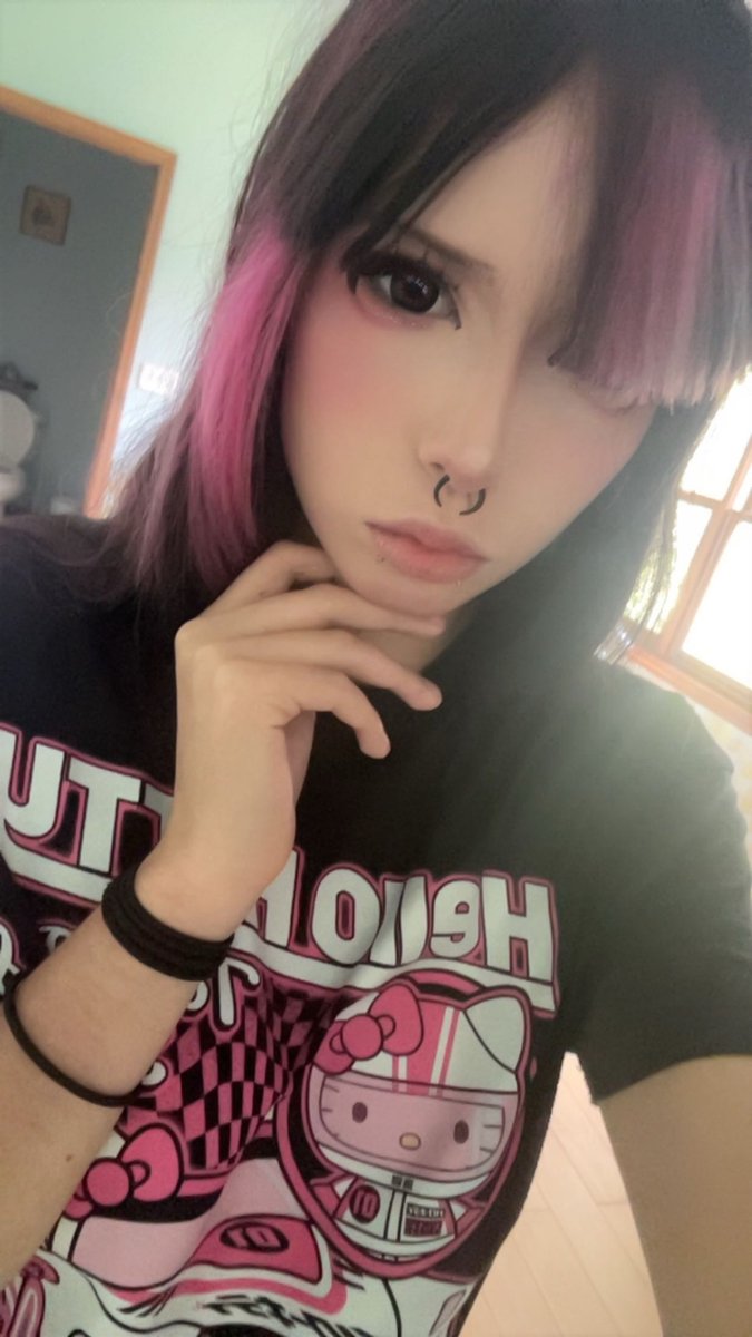 strvwbunii's tweet photo. thisphoto is like 1-2 weeks okd but ikinda miss doung my makeup like yhis https://t.co/MlEVU1vkVQ