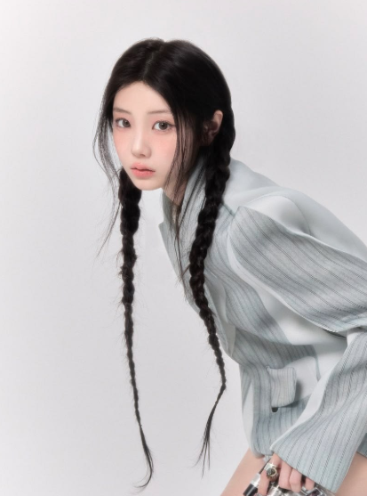 AboutMusicYT's tweet photo. ILLIT's Wonhee is expected to attend the Chanel Fashion Show during Paris Fashion week. https://t.co/D7EEM90Ylr