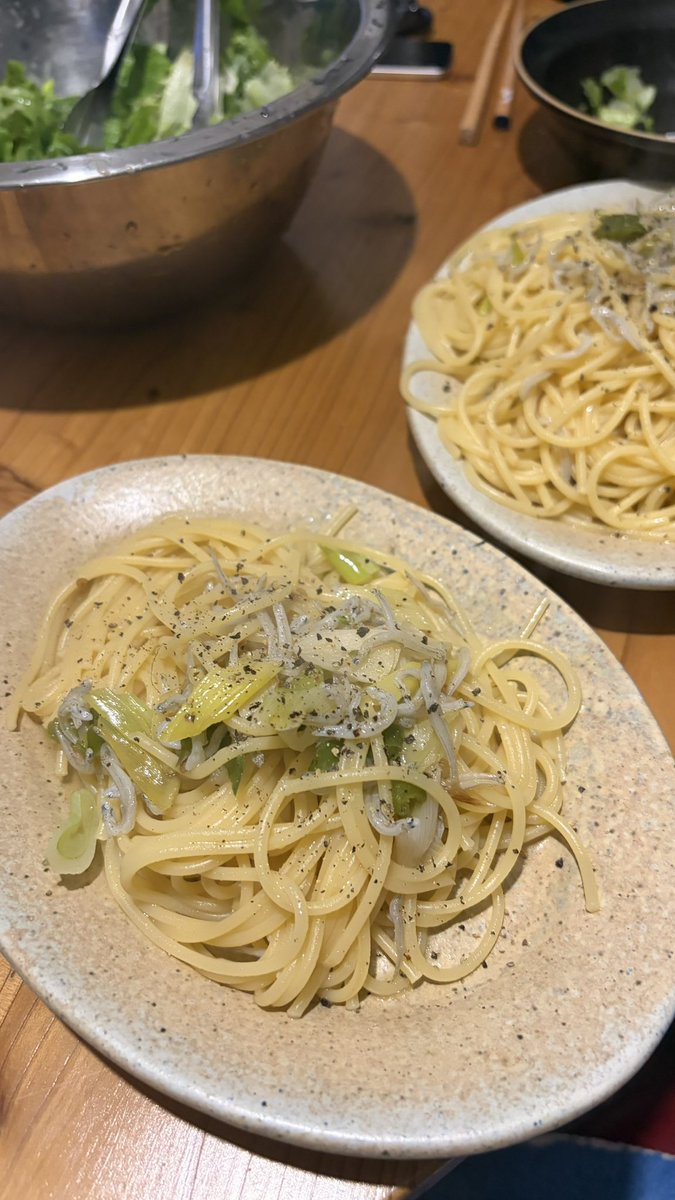 mkchnmgmg's tweet photo. 限界帰宅飯
サラダとしらすと長ネギと青唐辛子のペペロンチーノ🫑

#おうちごはん https://t.co/ObnMEPGWaD