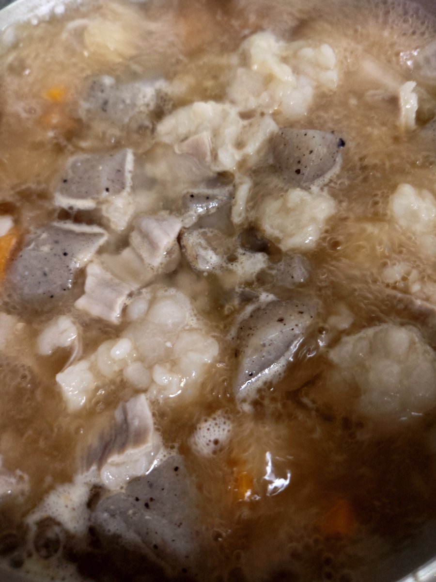 whitefalcon0120's tweet photo. おかんが前にお惣菜で買ったもつ煮が味薄くて美味しくなかったっていうから、優しいあたい作ってる！！
ただ、あたいも食べたいので牛もつにしちゃった🙂
好きな人はあの豚もつの匂いが良いんだろうが🥺 https://t.co/WEbHNQCY4L