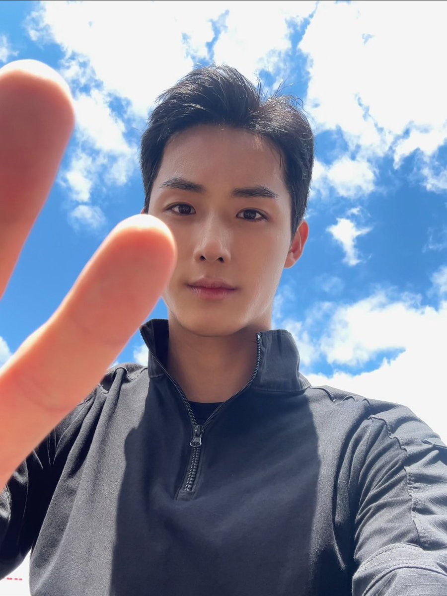 calledhyemie's tweet photo. รักตำรวจให้นาน
รักทหารให้รอ
แต่ถ้าใครมาขอ
บอกไปว่า “รอทหาร” https://t.co/mBFeqUYINn