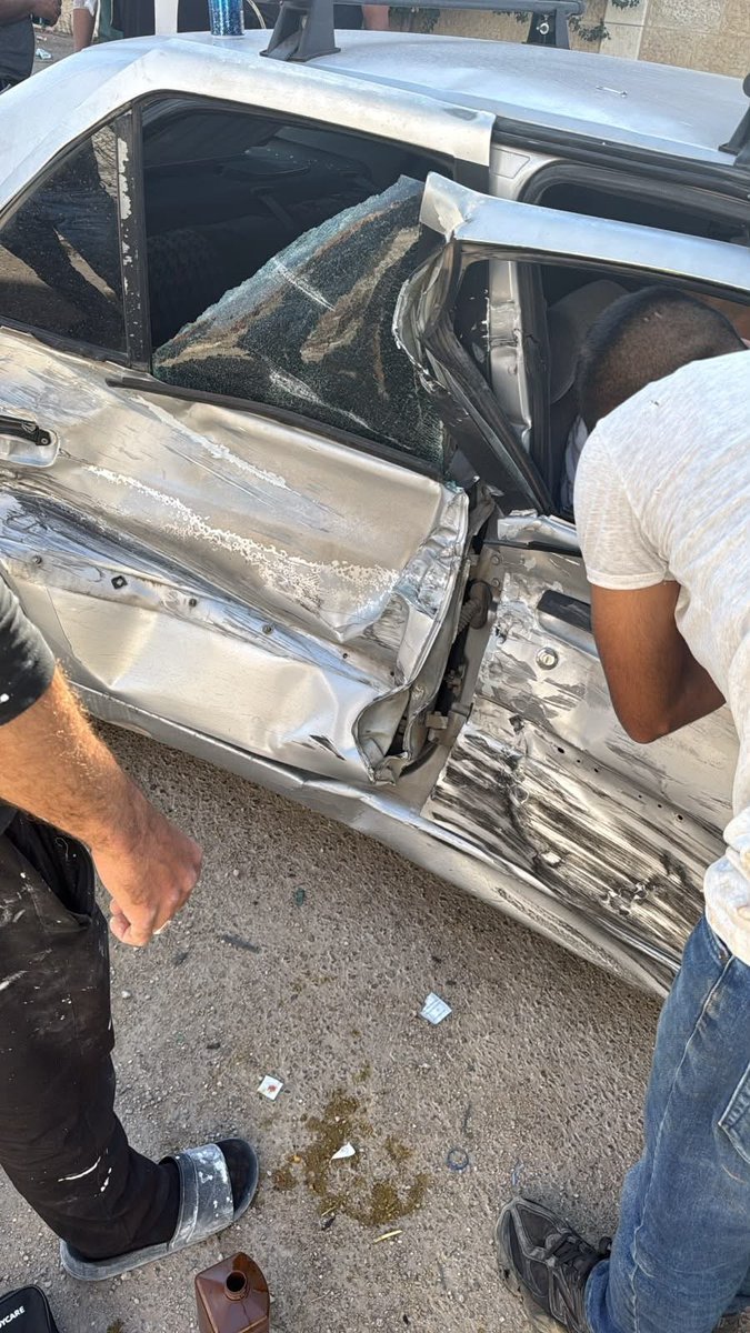 QudsNen's tweet photo. Israeli settlers assaulted Palestinian farmers and rammed their vehicle in the village of Rammoun, east of Ramallah, in the occupied West Bank. https://t.co/uVQGVL4zod