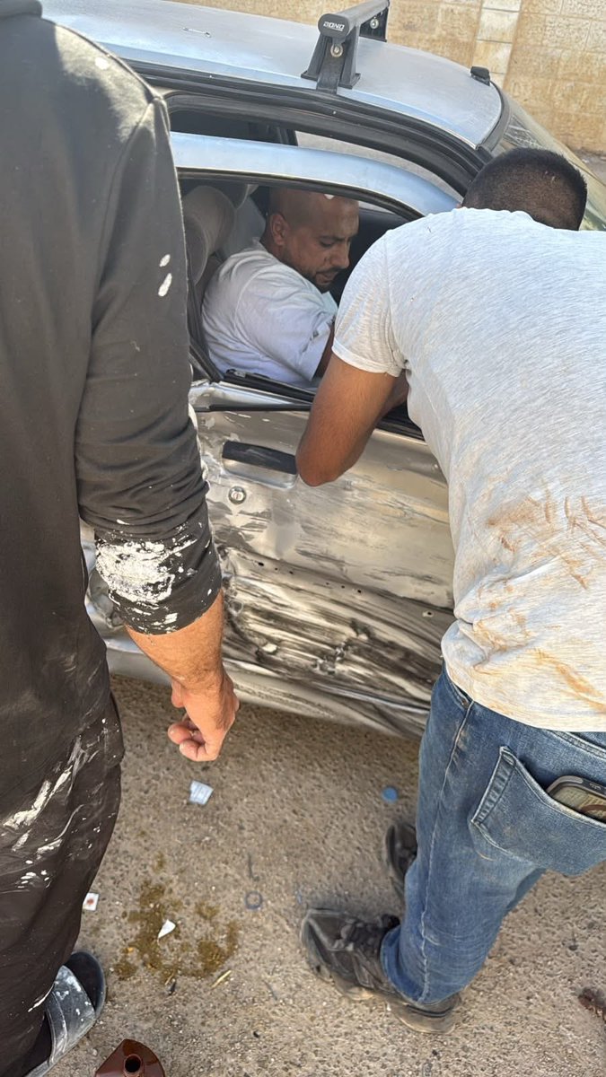 QudsNen's tweet photo. Israeli settlers assaulted Palestinian farmers and rammed their vehicle in the village of Rammoun, east of Ramallah, in the occupied West Bank. https://t.co/uVQGVL4zod