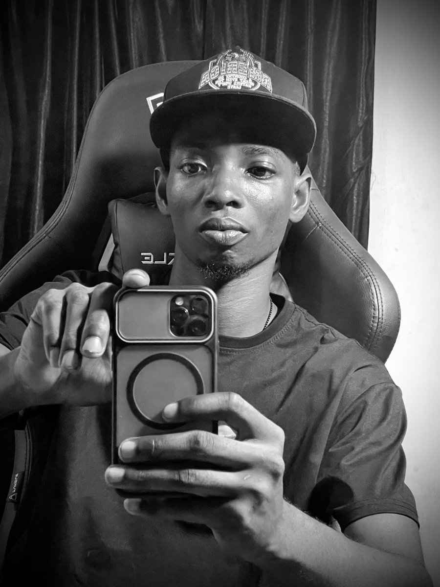 PreciousDaraX's tweet photo. Thank God it’s Monday 🖤
#TGIM #noir #brandstrategist https://t.co/JDR9KYzXXX