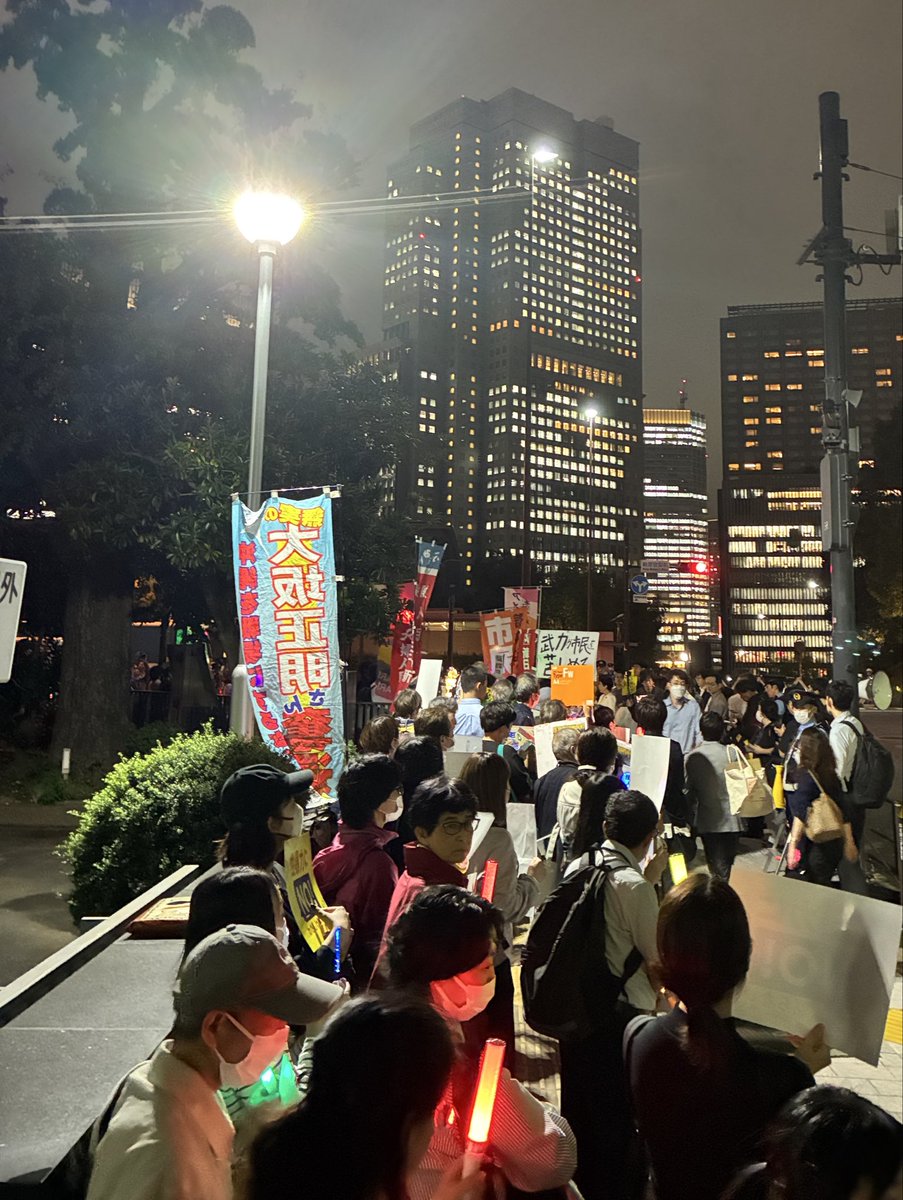 48daisyukai's tweet photo. 政府は米軍に抗議･申し入れ、地位協定改定を!

緊急の呼びかけでしたが、250人が集まりました。

『米兵による強盗殺人事件 女性への暴力を許さない！10･5官邸前緊急行動』( #官邸前緊急行動1005 )
10/5(月)19:00～ 首相官邸前 https://t.co/MYEuREd0MR