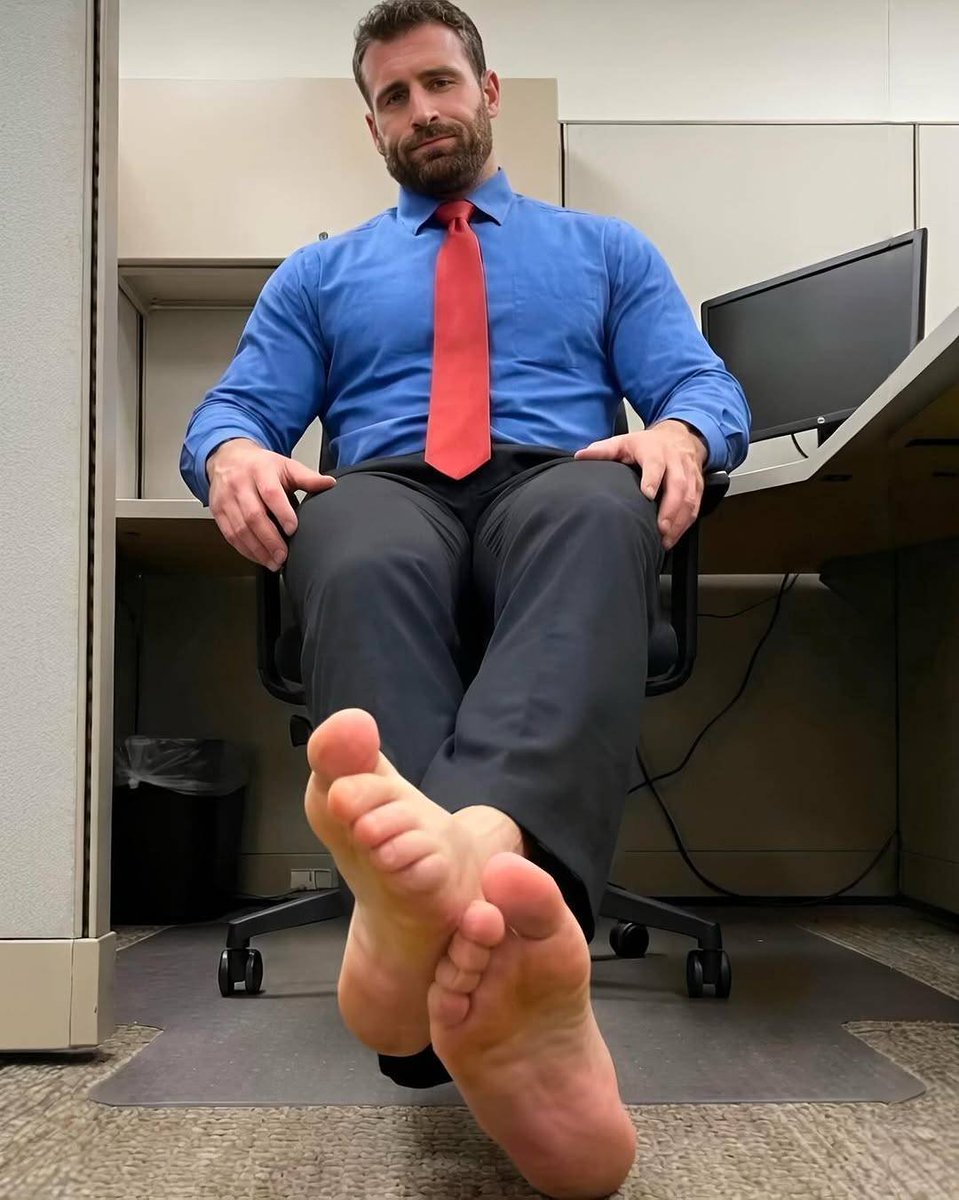 wuawuyn's tweet photo. Quien más se ha quitado los calcetines en la oficina?? Es muy cómodo https://t.co/7emzIk71Ea