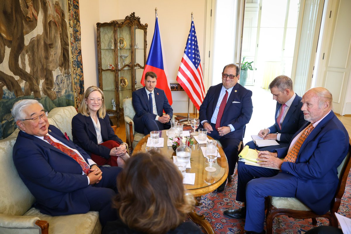 MarieChatardova's tweet photo. Dnešní milé setkání s delegací z Texasu 🇺🇸, v jejímž čele je Peter Sakai @JudgePeterSakai, předseda okresní rady Bexar County @BexarCounty. Kromě Prahy navštíví Brno a Zlín. Do ČR 🇨🇿 přijeli rozvíjet nové obchodní příležitosti, investice oběma směry, vzdělávací a sportovní spolupráci.