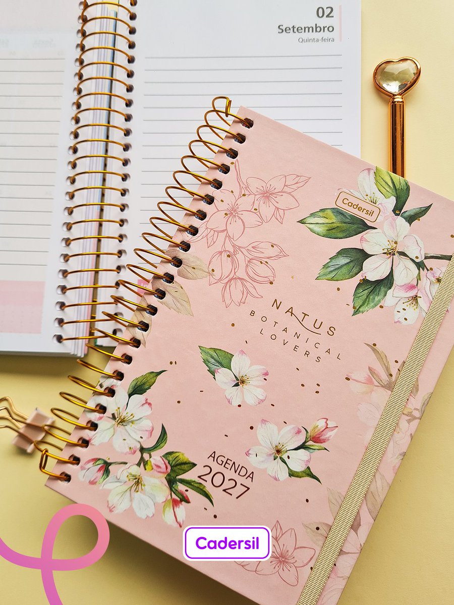 Cadersil's tweet photo. A agenda 2027 da linha Natus é perfeita para acompanhar a organização da sua rotina. ✨

Ela possui capa dura, elástico para fechamento, miolo pautado e wire-o dourado, unindo praticidade e estilo em cada detalhe.

Disponível nas melhores papelarias.

#Cadersil #Natus #Agenda2027 https://t.co/90rnDpTV4o