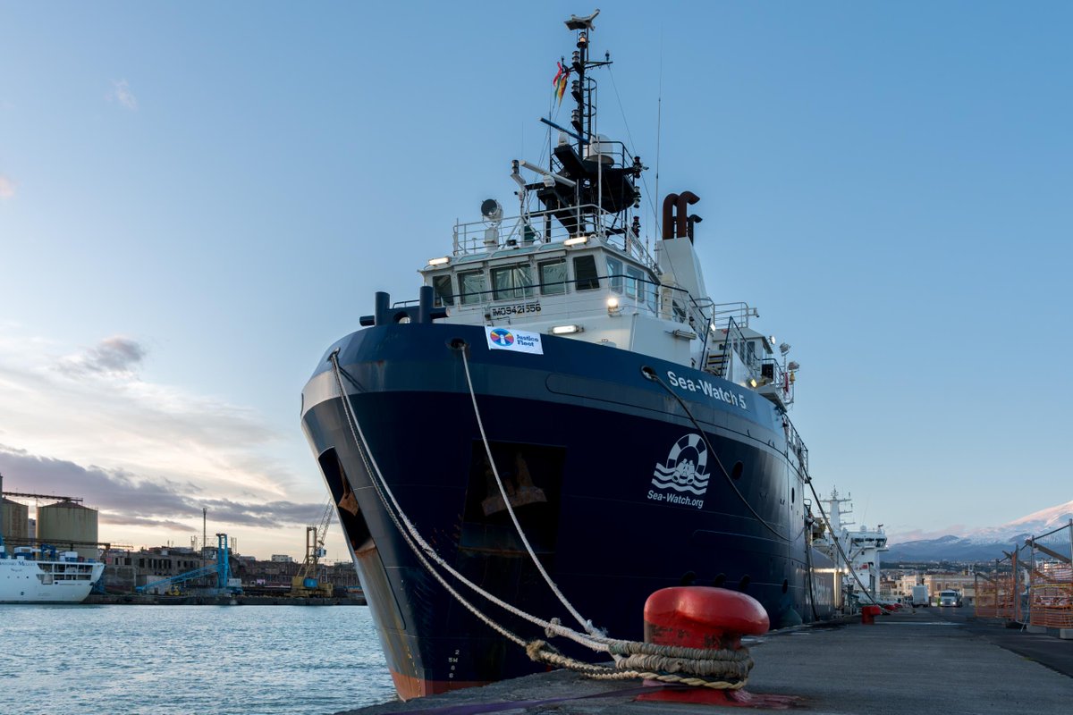 seawatchcrew's tweet photo. Egal, wie sehr sie auch versuchen, uns loszuwerden – wir haben das Völkerrecht auf unserer Seite! ⚖️ Die Sea-Watch 5 ist zurück im Mittelmeer und bereit, Menschen auf der Flucht zu unterstützen. Wir wünschen unserer Crew guten Wind!

📸 Maria Giorgi https://t.co/OvrMccoip7